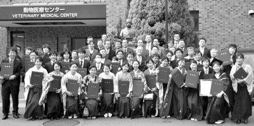 2016年（平成28年）の東京大学農学部獣医学専修の卒業生。 同じく、ヤンソン像前での記念撮影です。 現在、ヤンソン像はセンター正面玄関前に移設されています。 100年前と比べ学生数も教員数も増えています。